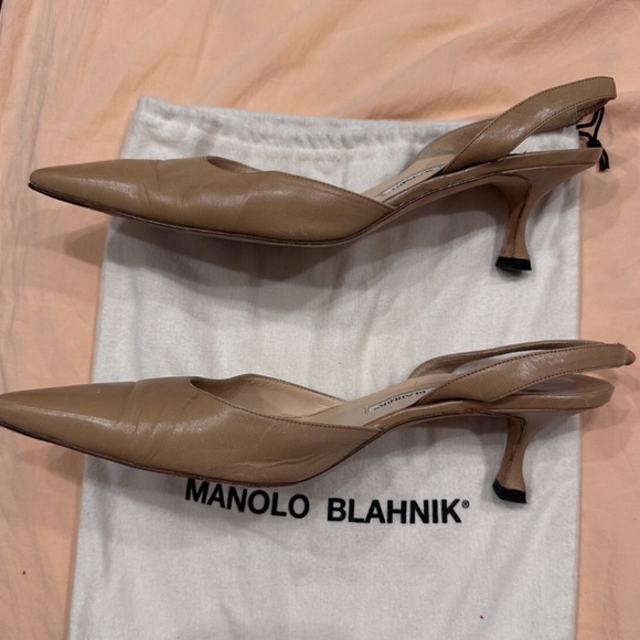 Manolo Blahnik Carolyn kitten heel slingback pumps in a tan/mustard color. Size - Picture 5 of 5